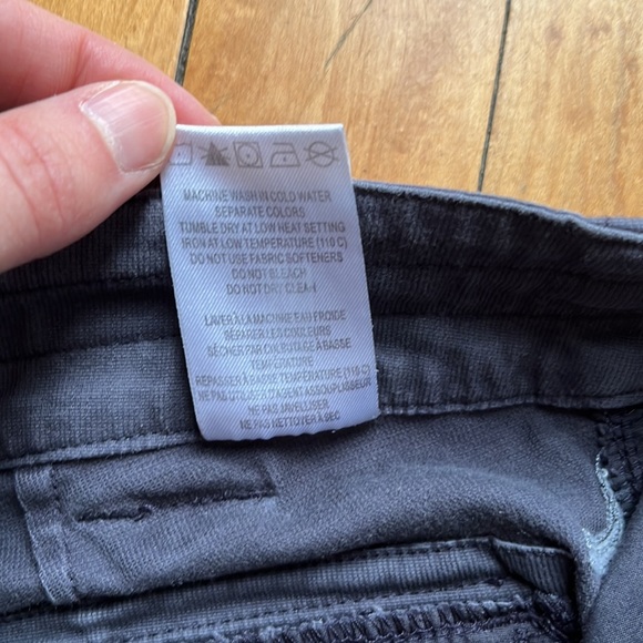 Lolë dark gray utility shorts - Picture 9 of 9